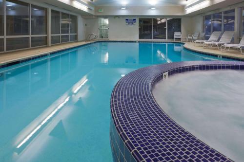 La Quinta Inn & Suites by Wyndham Salt Lake City Airport - image 8