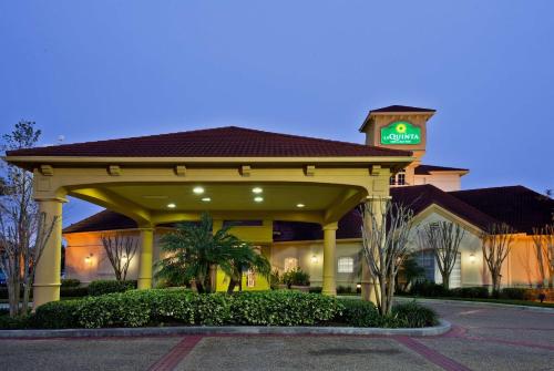 . La Quinta by Wyndham USF (Near Busch Gardens)