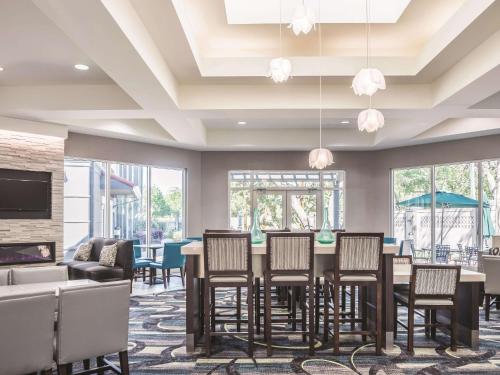 Lobby, La Quinta Inn & Suites by Wyndham Orlando Lake Mary in Lake Mary