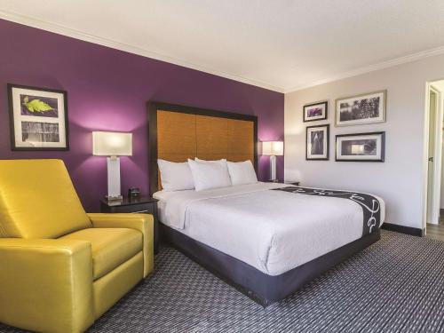 Deluxe King Room image 5