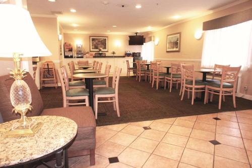 La Quinta Inn by Wyndham Detroit Canton - image 4