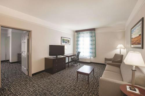 La Quinta by Wyndham Mansfield TX Room Type - Deluxe King Suite