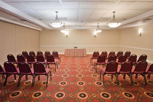 La Quinta Inn & Suites by Wyndham Downtown Conference Center – Little Rock, AR