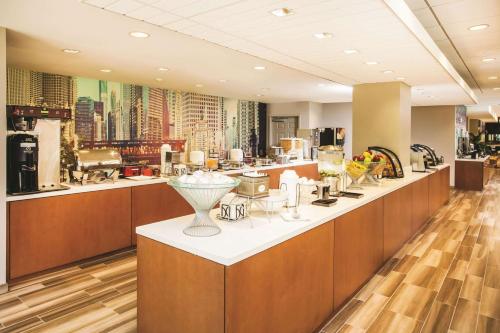 Food and beverages, La Quinta Inn & Suites by Wyndham Chicago Downtown in Chicago (IL)