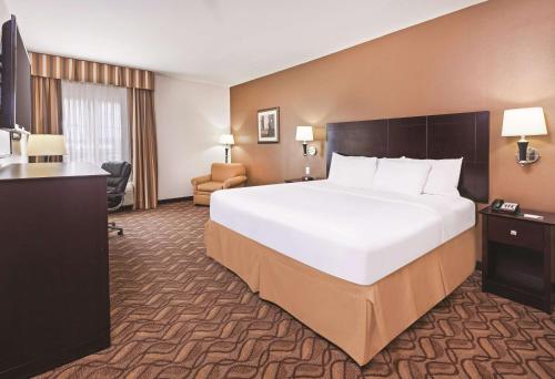 La Quinta Inn & Suites by Wyndham Longview North - image 9