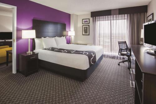 Deluxe King Suite with Mobility/Hearing Impaired Access - Non-Smoking