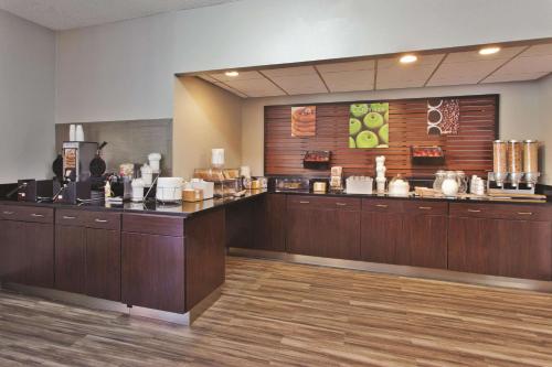 La Quinta Inn & Suites by Wyndham Charleston Riverview - image 2