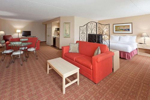 La Quinta Inn Suites By Wyndham Garden City Hotel New York Ny