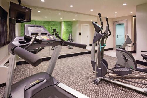 La Quinta Inn & Suites by Wyndham Oshkosh - image 6