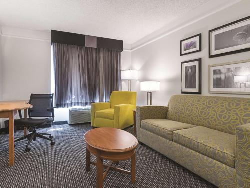 La Quinta Inn & Suites by Wyndham Miami Airport East