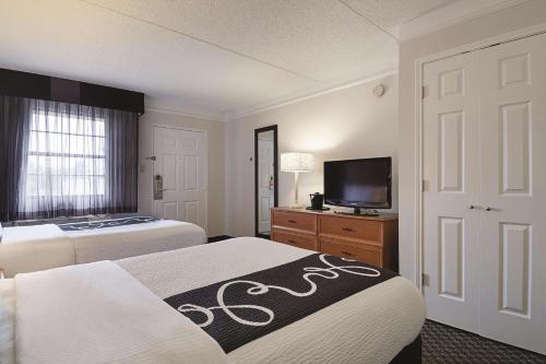 La Quinta Inn & Suites by Wyndham Miami Airport East