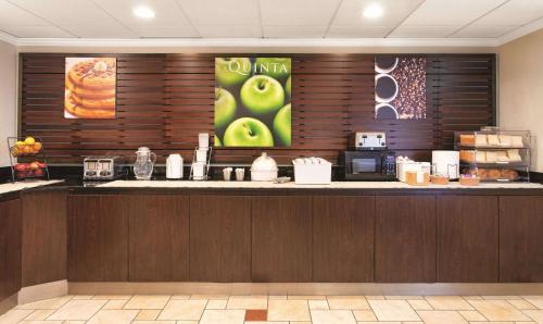 La Quinta Inn & Suites by Wyndham Miami Airport East