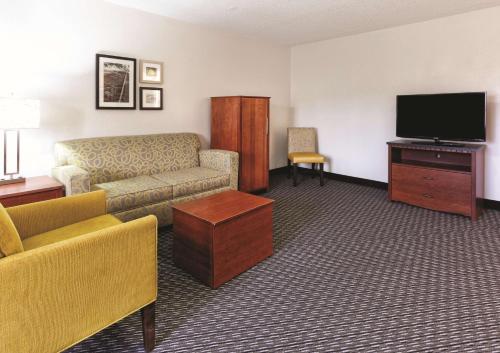 La Quinta Inn & Suites by Wyndham Miami Airport East