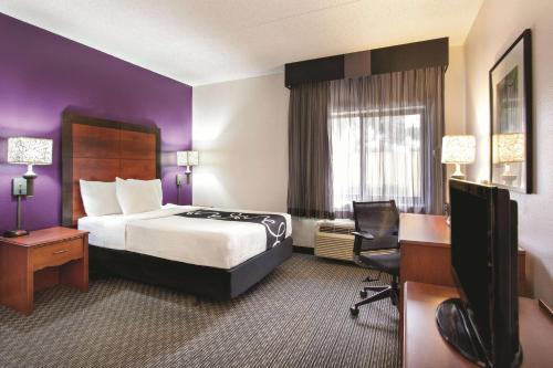 La Quinta Inn & Suites by Wyndham Miami Airport East