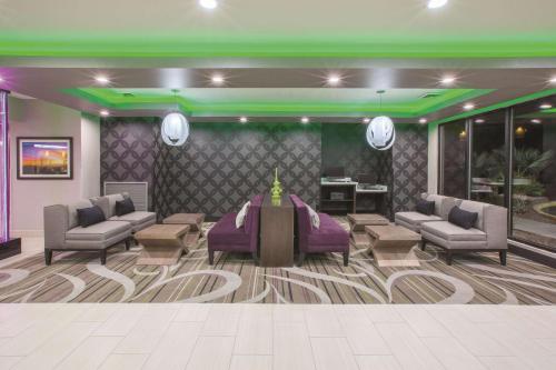 ล็อบบี้, ลา ควินตา อินน์ แอนด์ สวีท บาย วินด์แฮม นอร์ทเวสต์ ทูซอน มารานา (La Quinta Inn & Suites by Wyndham NW Tucson Marana) near สวนซาเกาโร่