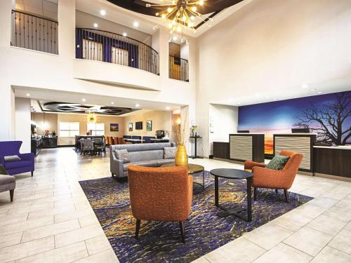 Lobby, La Quinta Inn & Suites by Wyndham McKinney in Mckinney