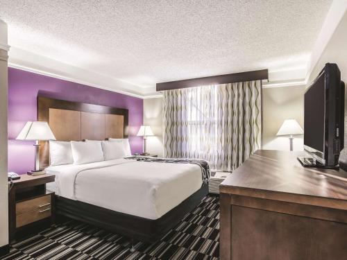 Deluxe King Room - Non-Smoking