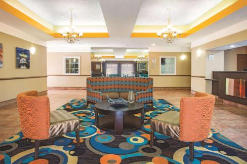 Lobby, La Quinta Inn & Suites by Wyndham Kingsland/Kings Bay in Kingsland (GA)