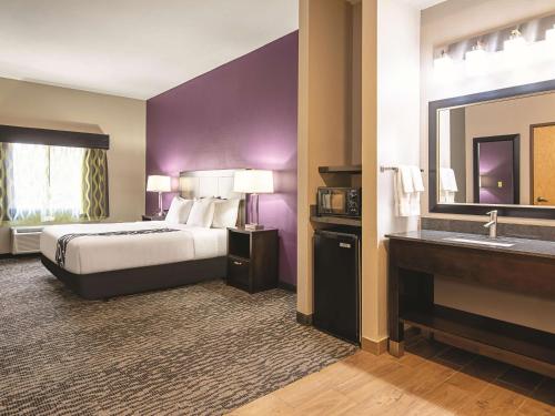 Deluxe Executive King Room with Two Queen Beds and Mobility/Hearing Impaired Access - Non-Smoking