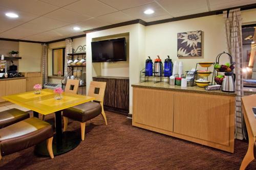 La Quinta Inn & Suites by Wyndham Savannah Southside