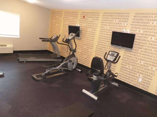 La Quinta Inn by Wyndham Lincoln - image 5