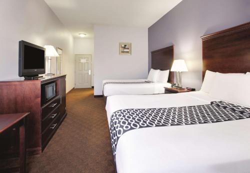 La Quinta Inn & Suites by Wyndham Corsicana - image 3