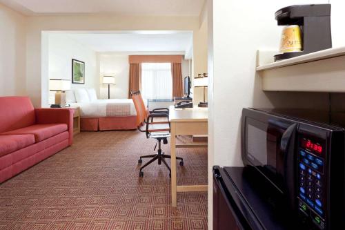 La Quinta Inn Suites By Wyndham Garden City In Ny