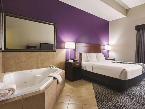 Deluxe King Suite With In Room Spa