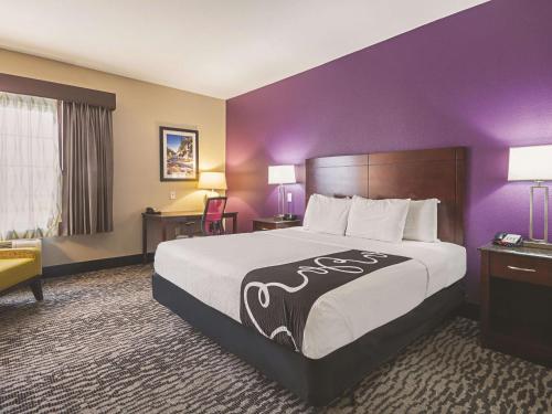 King Room with Roll-In Shower - Mobility/Hearing Accessible - Non-Smoking