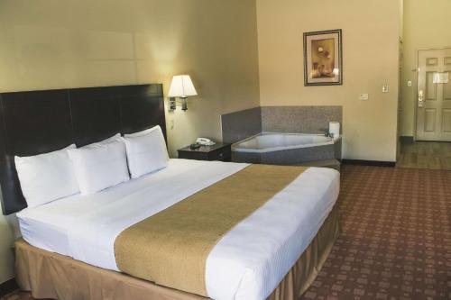 La Quinta by Wyndham Alice - main image