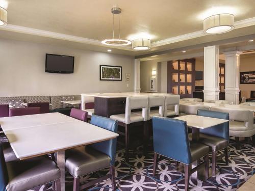 La Quinta by Wyndham Bowling Green - image 8