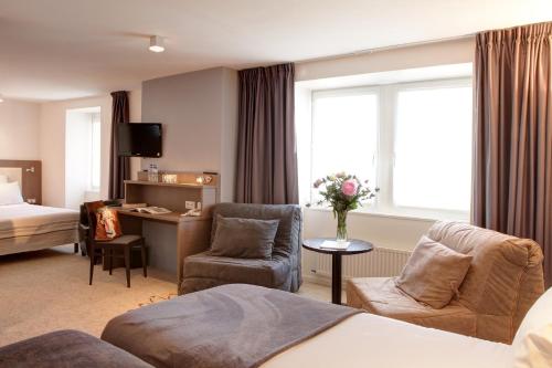 1 queen bed, 2 twin beds, 1 sofa bed