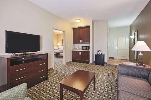 Deluxe One-Bedroom King Suite - Mobility Access/Non-Smoking