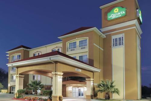 La Quinta Inn & Suites by Wyndham Corsicana - image 12