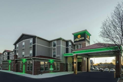 La Quinta Inn & Suites by Wyndham Kansas City Airport