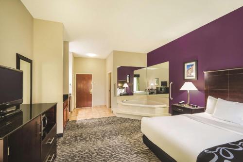 La Quinta Inn & Suites by Wyndham Louisville East