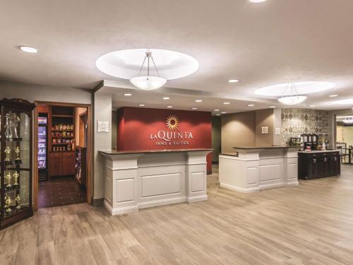 La Quinta Inn & Suites by Wyndham Fargo Medical Center - image 2