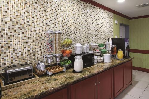 La Quinta by Wyndham Dallas - Hutchins - image 4