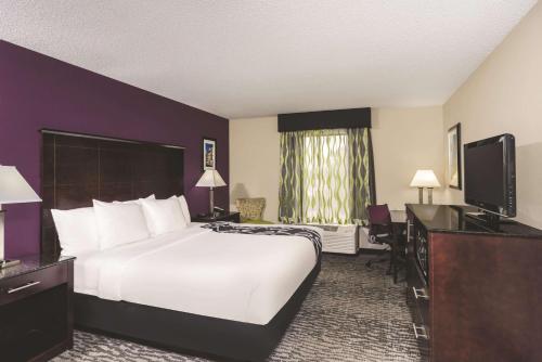 La Quinta Inn & Suites by Wyndham Louisville East