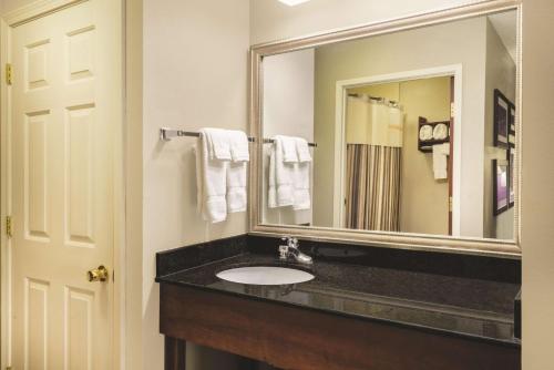 La Quinta by Wyndham Louisville - image 3