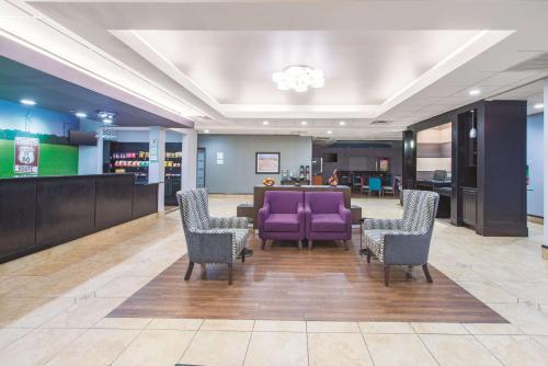 La Quinta Inn & Suites by Wyndham Tulsa Airport