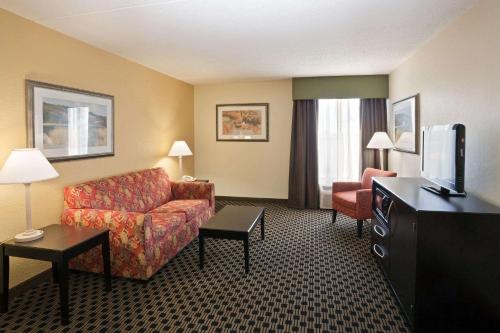 La Quinta by Wyndham Salina - image 2
