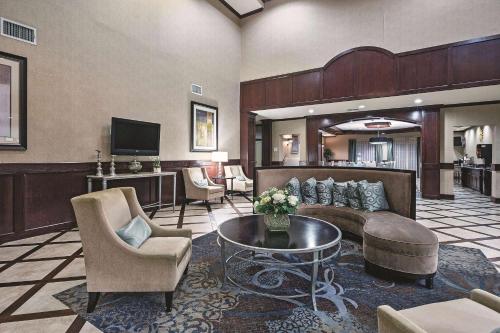 Lobby, La Quinta Inn & Suites by Wyndham DFW Airport West - Euless in Euless