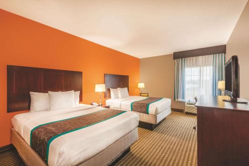 2 queen beds
