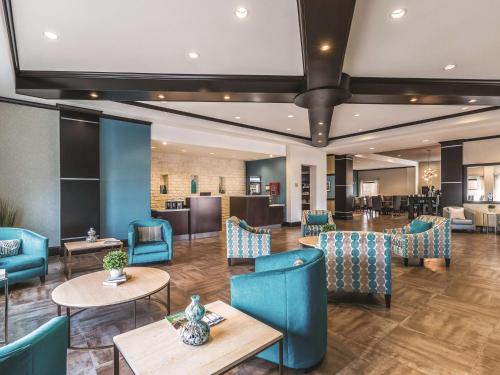 Lobby, La Quinta Inn & Suites by Wyndham Dallas Grand Prairie South in Grand Prairie