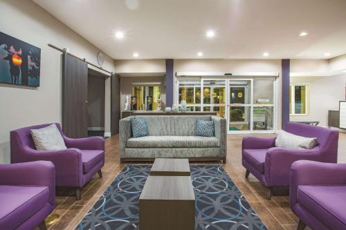 大堂, 拉塞爾維爾溫德姆拉昆塔套房酒店 (La Quinta Inn & Suites by Wyndham Russellville) in 拉塞爾維爾 (AR)
