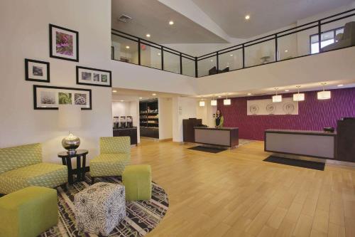 La Quinta Inn & Suites by Wyndham Detroit Metro Airport in Romulus, USA
