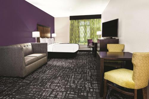 La Quinta by Wyndham Monahans Room Type - Deluxe King Suite with Bath Tub - Mobility/Hearing Access - Non-Smoking