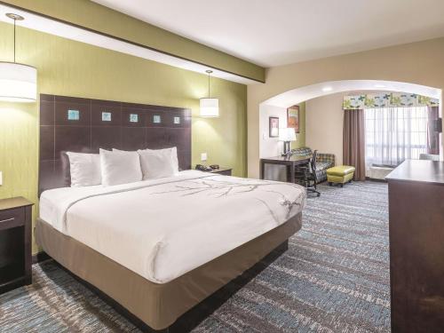Facilities, La Quinta Inn & Suites by Wyndham Dallas Grand Prairie South in Grand Prairie