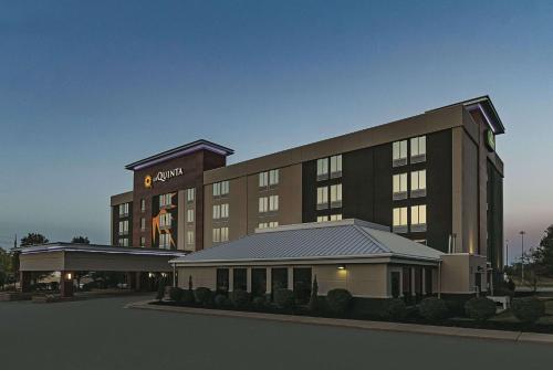 La Quinta Inn & Suites by Wyndham Cleveland Airport West